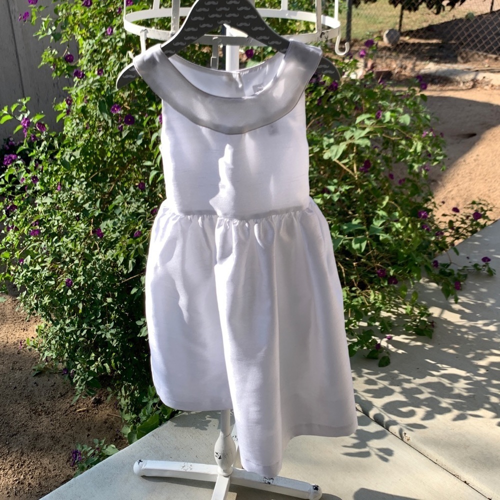 Cherokee White Sleeveless Shiny Formal Dress. - Picture 2 of 8
